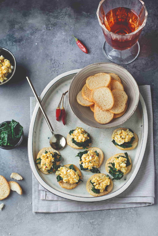 BREAD CRISPS WITH EGG SAUCE AND KALE