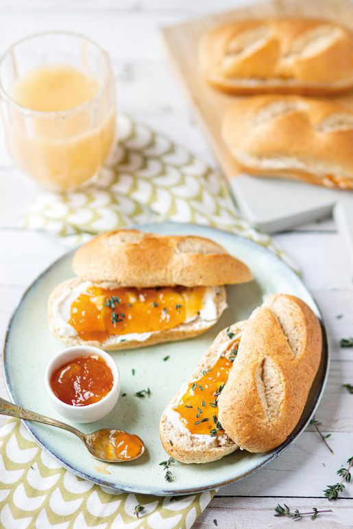 Wholewheat bread with Goat’s cheese and apricot jam