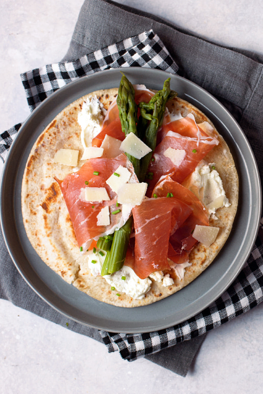 Piadine with goat cheese, raw ham and asparagus
