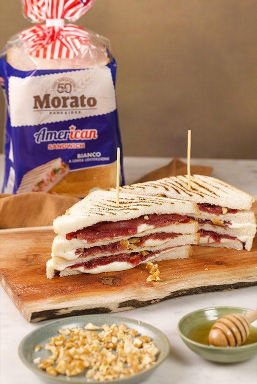 Sandwich with bresaola, stracchino, walnuts and honey