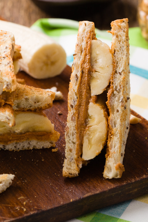 7-GRAIN SPUNTINELLE WITH PEANUT BUTTER AND BANANA