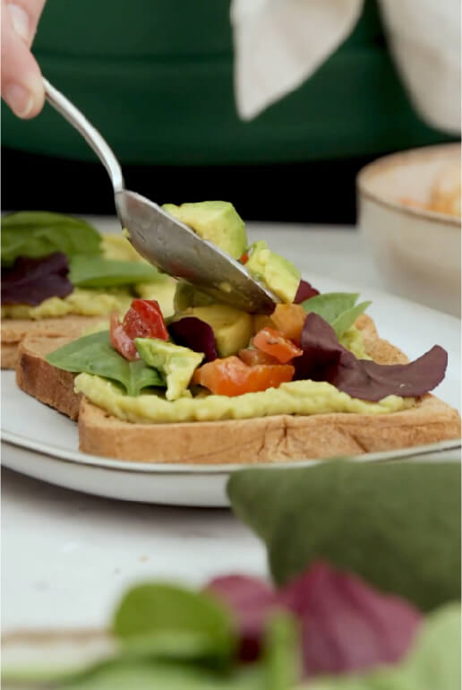 Sandwich con gamberi, avocado e pomodorini