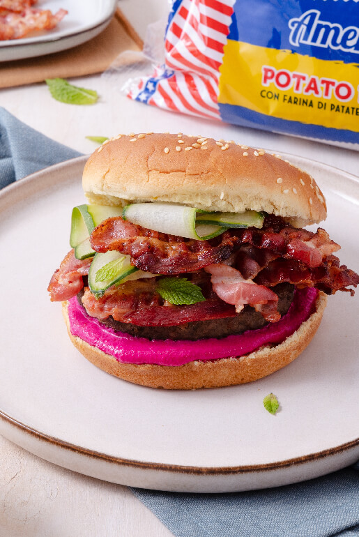 Hamburger con bacon, mayo alla barbabietola, cetriolo e menta