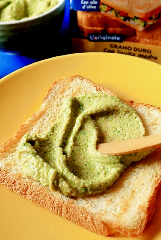 Open toast con hummus di ceci, zucchine grigliate, ceci e uovo