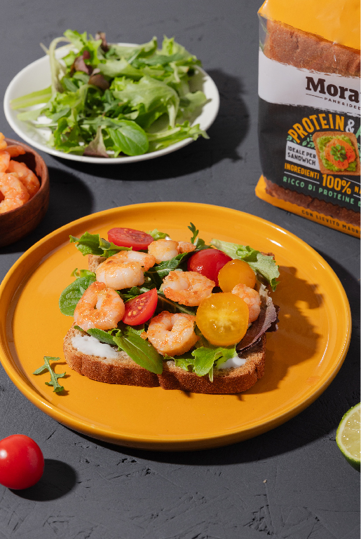 Protein&#038;Fiber &#8211; sandwich con mazzancolle, salsa allo yogurt, insalata, pomodorini e lime