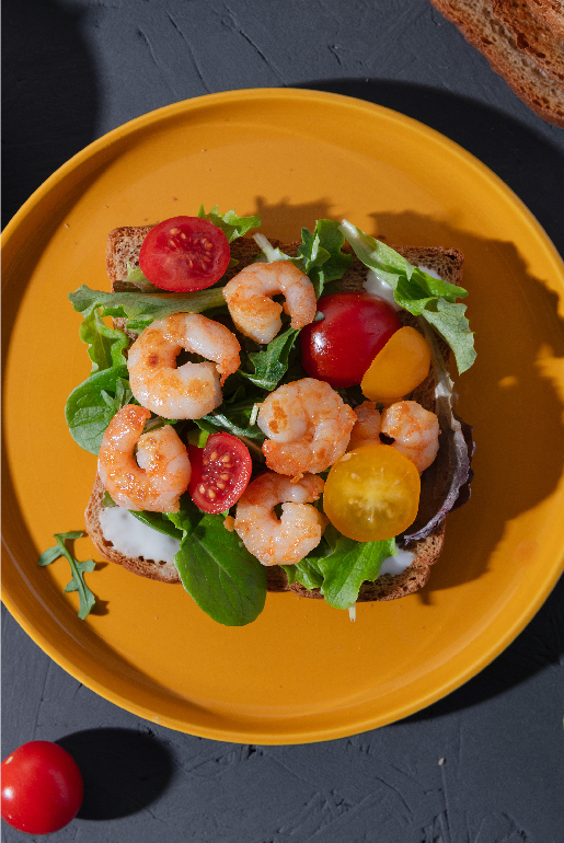 Protein&#038;Fiber &#8211; sandwich con mazzancolle, salsa allo yogurt, insalata, pomodorini e lime