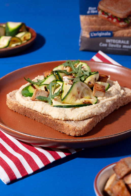 Sandwich con hummus, tofu e zucchine grigliate
