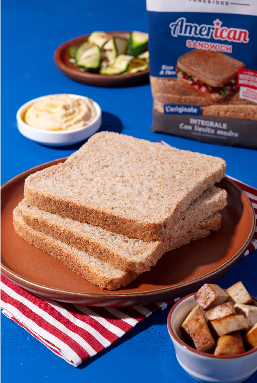 Sandwich con hummus, tofu e zucchine grigliate