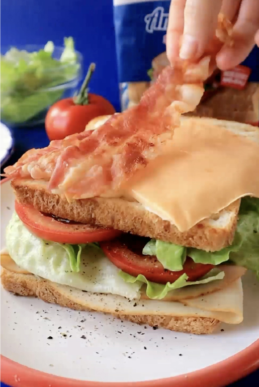 Club sandwich con bacon croccante, fesa di tacchino e maionese