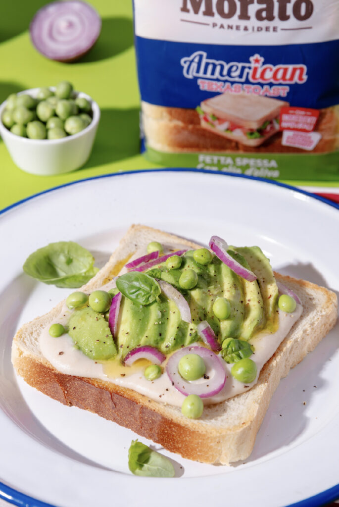 Texas toast con crema di cannellini, avocado e cipolla di Tropea