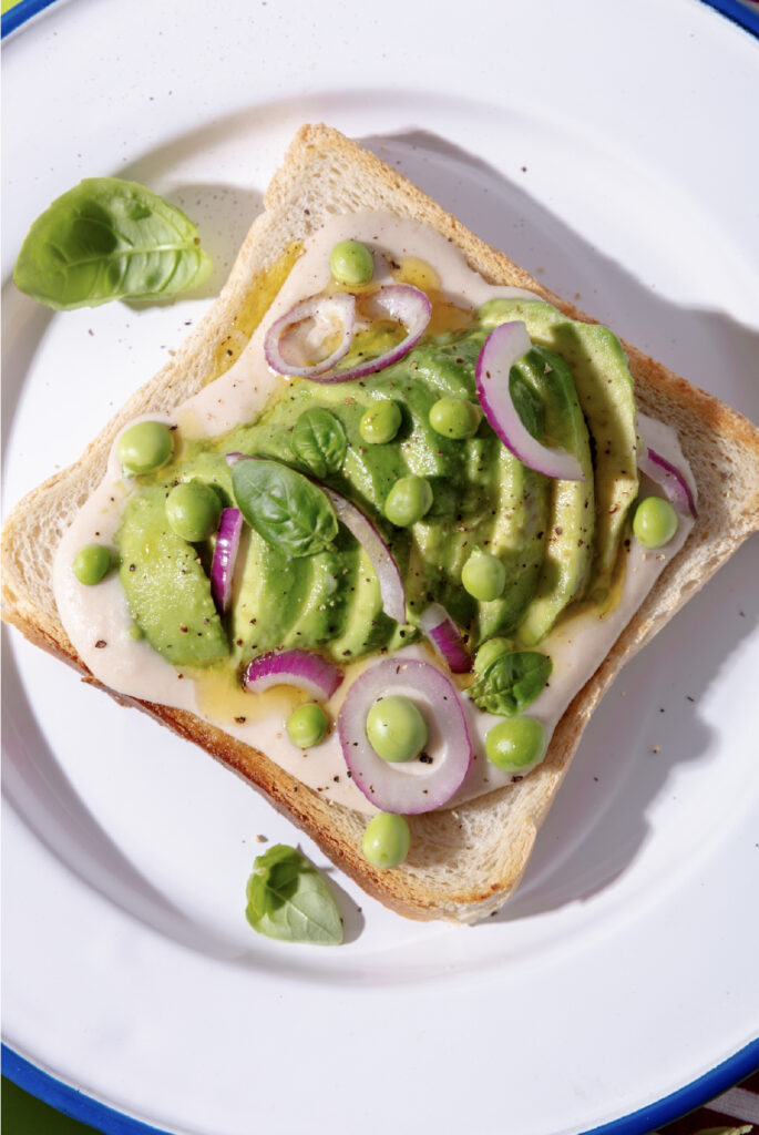 Texas toast con crema di cannellini, avocado e cipolla di Tropea