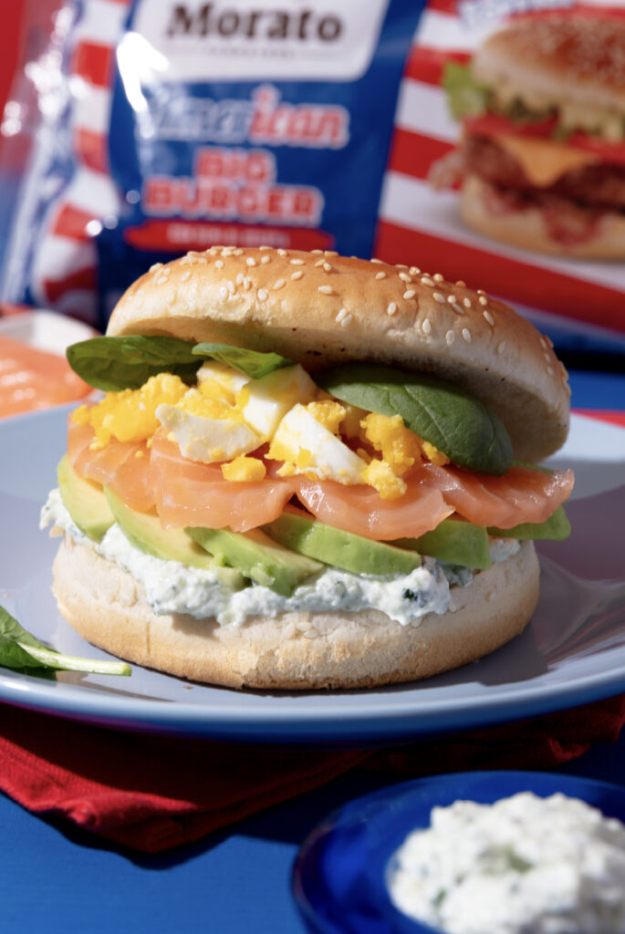 American Big Burger con tzatziki, salmone, uovo e avocado