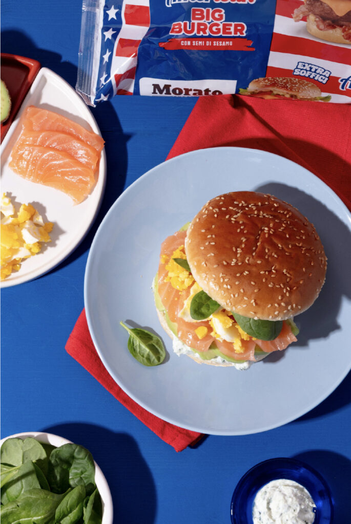 American Big Burger con tzatziki, salmone, uovo e avocado